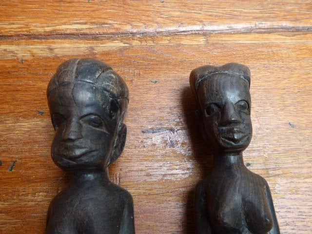 2 ebbenhouten Afrikaanse beeldjes, Antiek en Kunst, Groep mensen, Ophalen of Verzenden, Handgemaakt, 20 - 50 cm