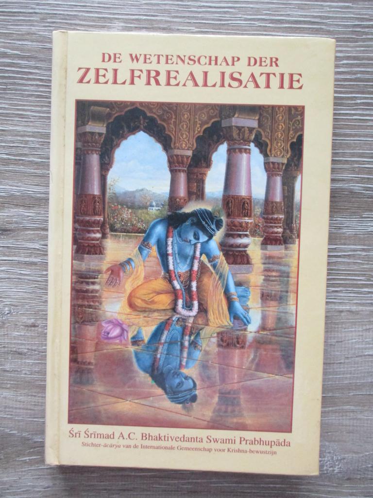 De wetenschap der zelfrealisatie - Sri Srimad A.C. Bhaktiv, Boeken, Ophalen of Verzenden, Gelezen, Overige onderwerpen, Achtergrond en Informatie
