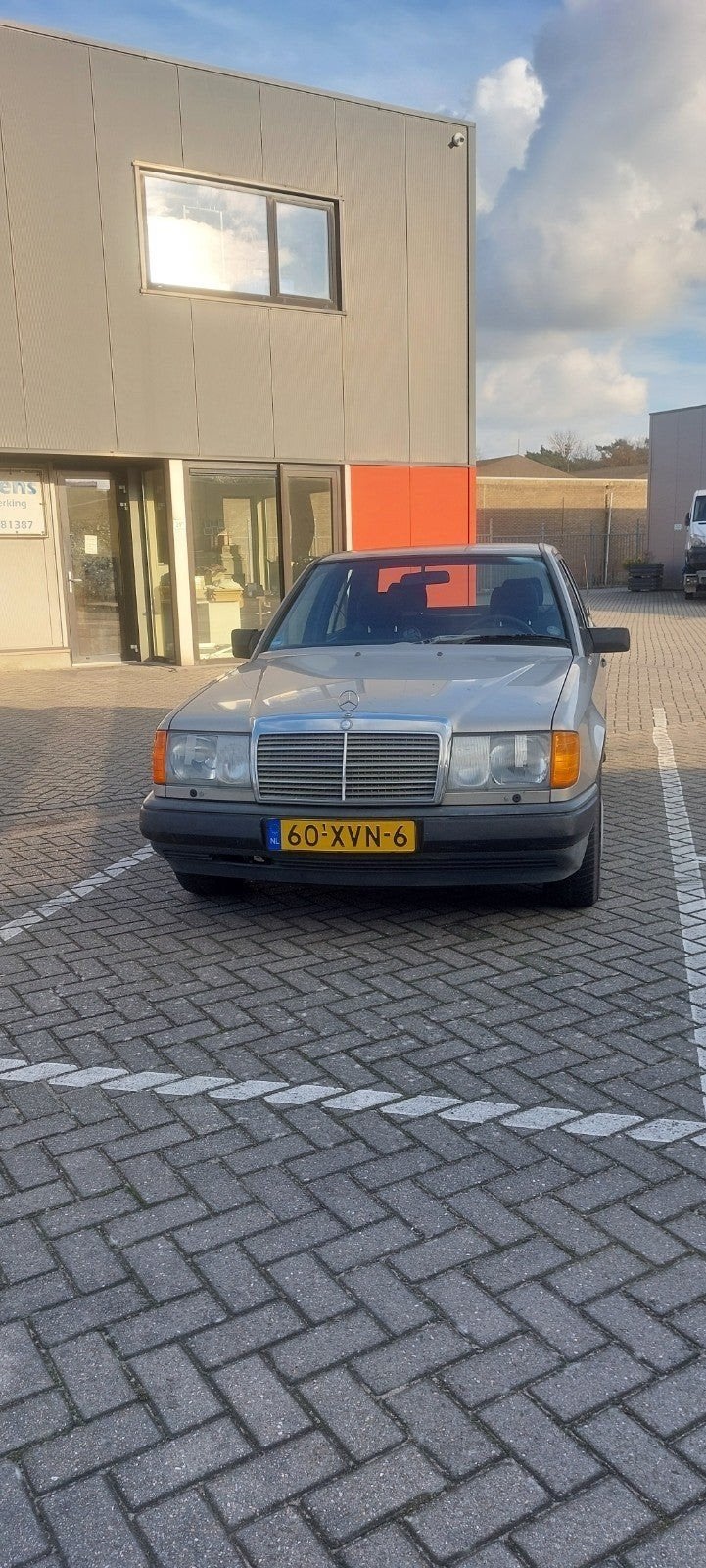 Mercedes-Benz  300 E AUT K6 1986 Grijs, Auto's, Automaat, Achterwielaandrijving, 1338 kg, 179 pk
