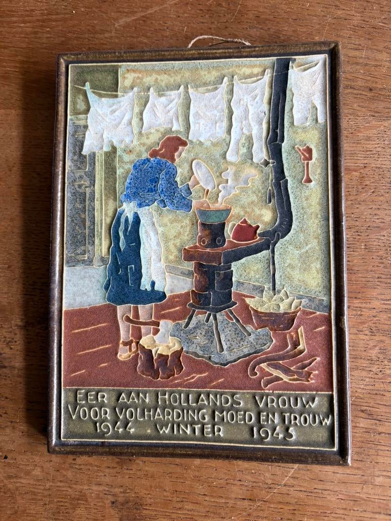Cloisonné oorlogstegel 1944-1945 Porceleijne Fles, Antiek en Kunst, Antiek | Wandborden en Tegels, Ophalen of Verzenden