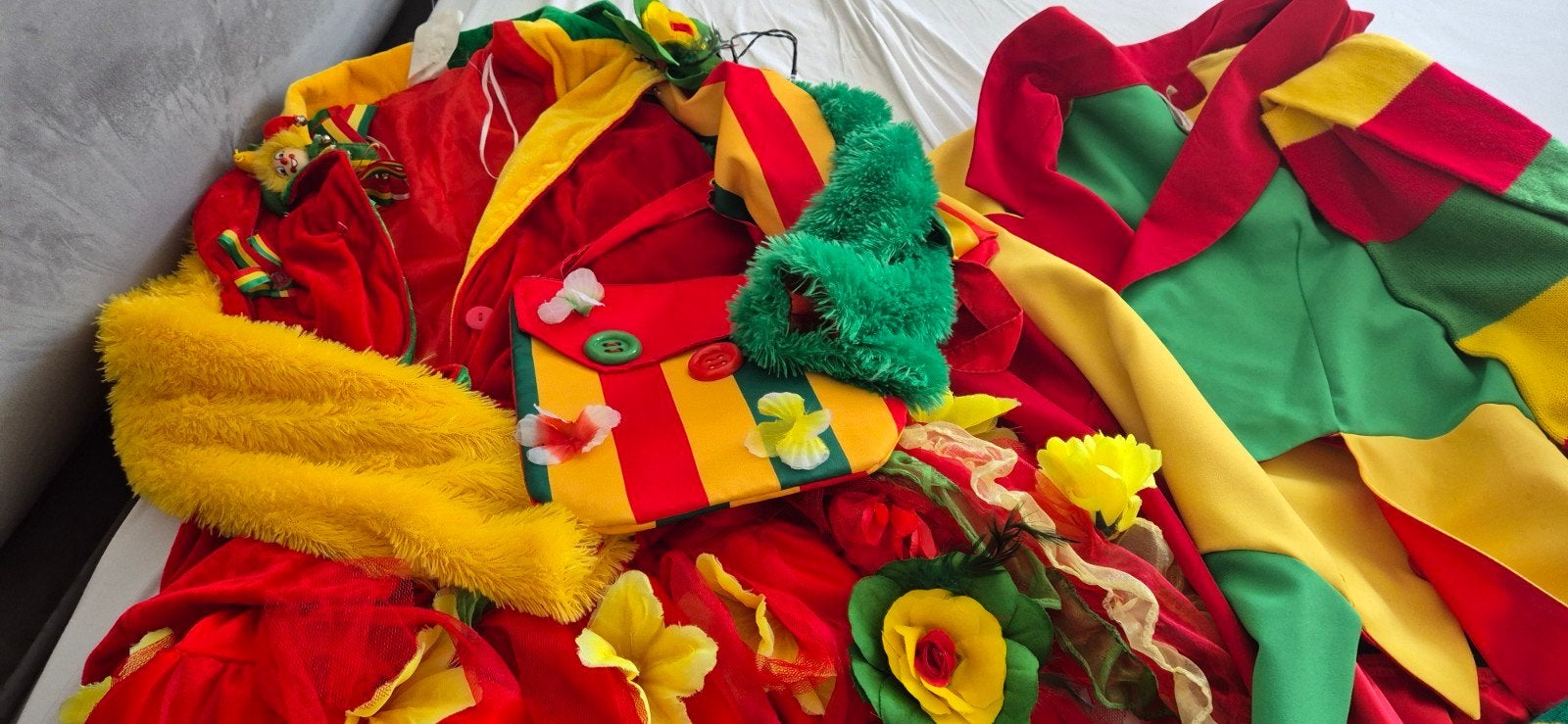 Carnavalskleding set rood, geel, groen - diverse maten, Ophalen of Verzenden, Zo goed als nieuw, Carnaval