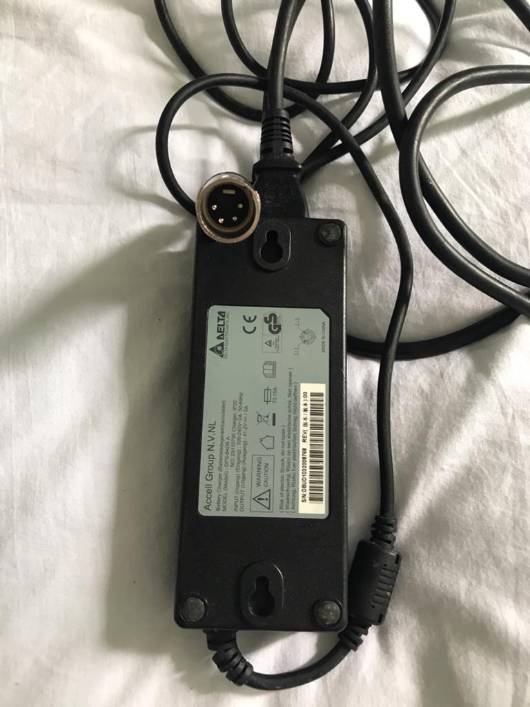 Oplader  Delta DPS-84DB A   41,2V 2.0A, Ophalen of Verzenden, Zo goed als nieuw