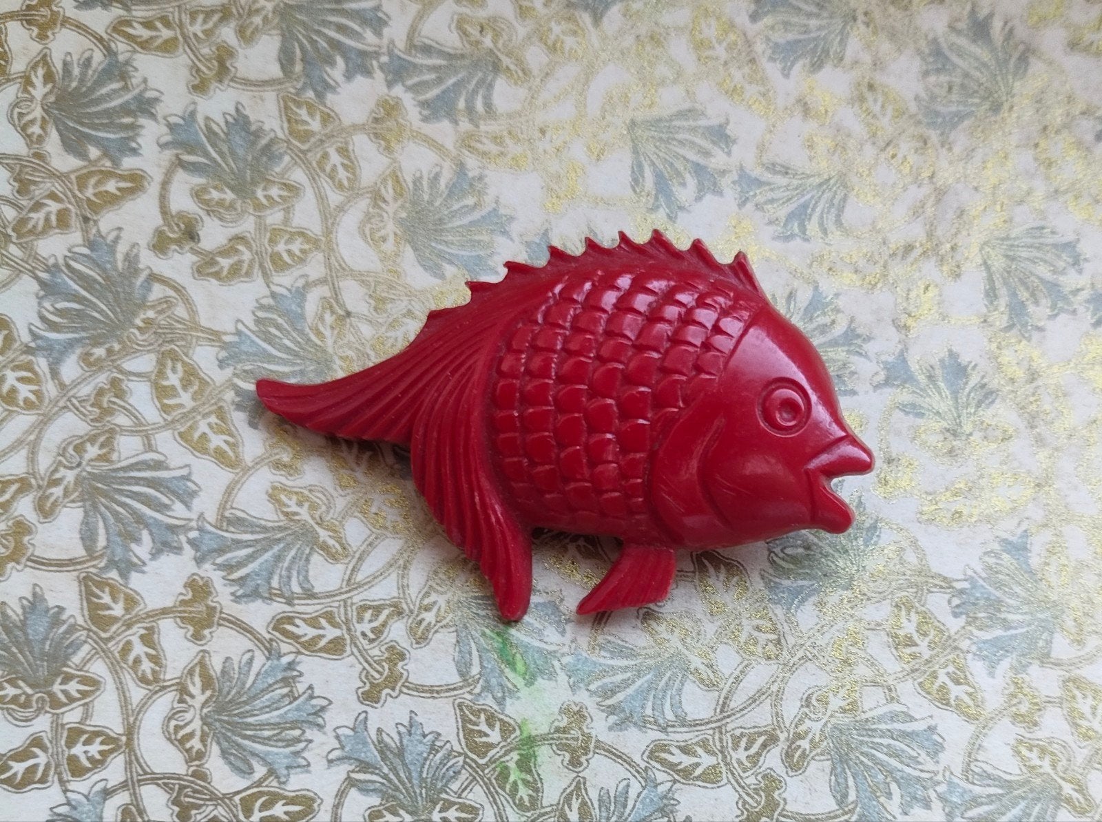 Vintage jaren '60 rode gedetailleerde kunststof vis broche, Ophalen of Verzenden, Gebruikt, Rood, Overige materialen