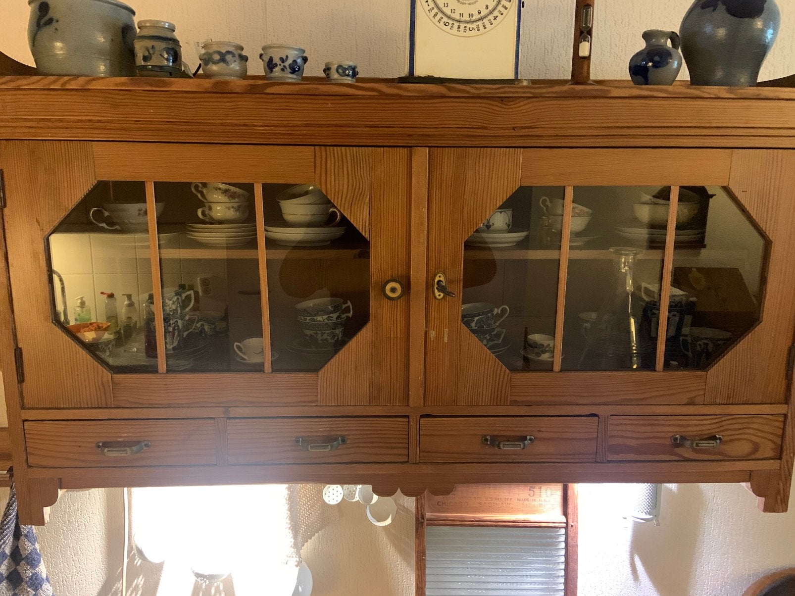 Hangend theekastje te koop, Ophalen