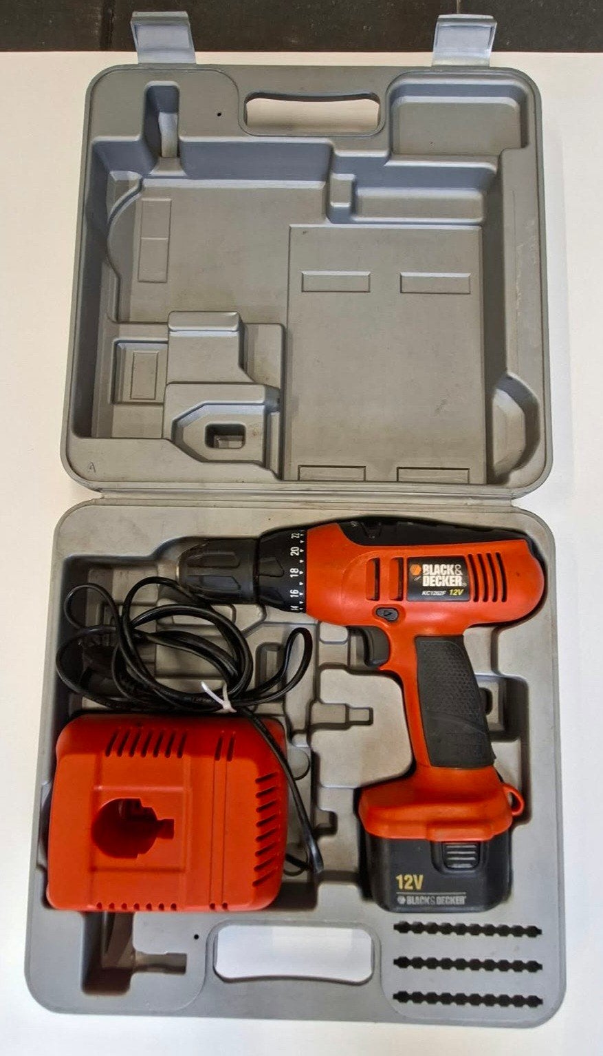 Black & Decker KC1262F 12V Boormachine met oplader en koffer, Ophalen of Verzenden, Gebruikt, Boormachine
