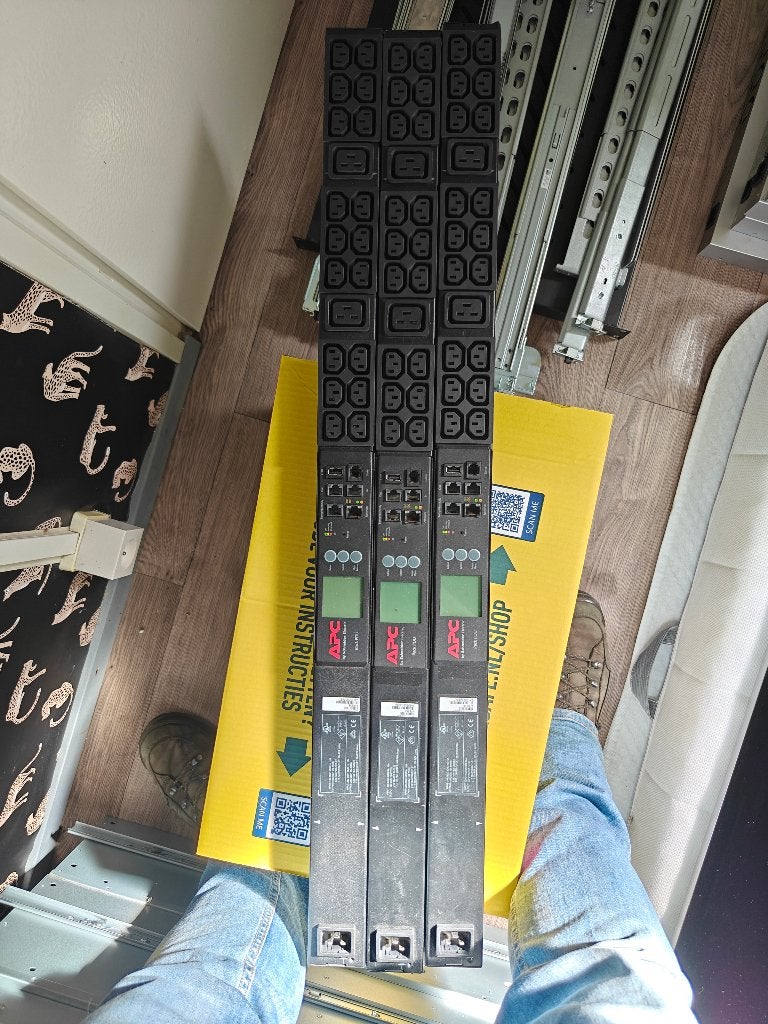 APC AP8858 PDU 2 stuks (+1 kapot?), Computers en Software, Serverkasten, Ophalen of Verzenden, Gebruikt