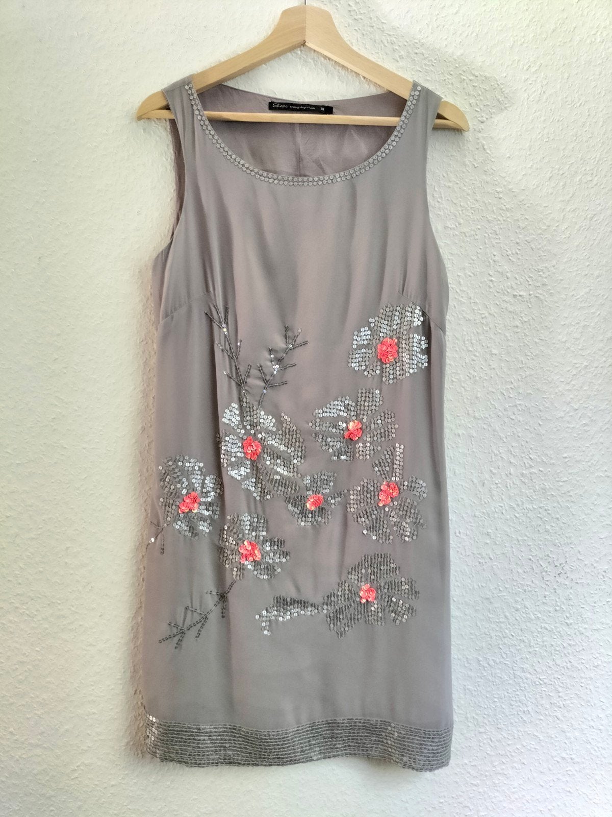 feestelijk lichtgrijs jurkje van Steps met pailletjes maat 3, Kleding | Dames, Zo goed als nieuw, Steps, Grijs, Ophalen
