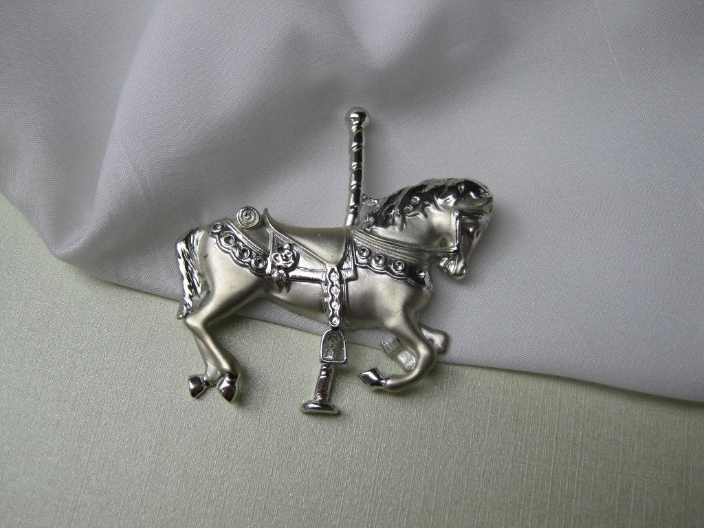 Broche draaimolen  carrousel paard 6.4x6.4 cm, Verzenden, Zo goed als nieuw, Overige kleuren, Overige materialen