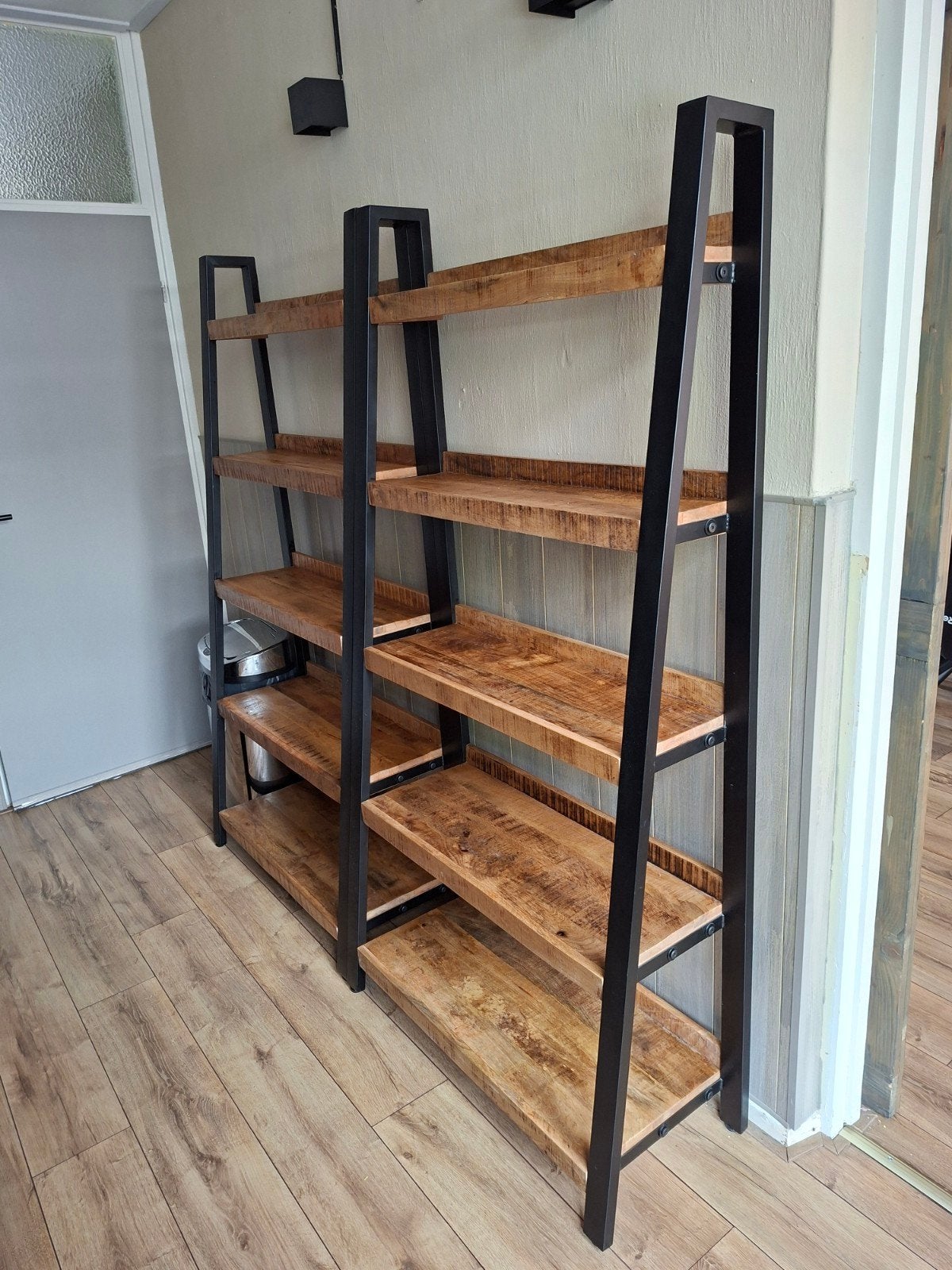 Industriële Boekenkast Mangohout en Metaal - Set van 2, Met plank(en), Industrieel, Modern, 50 tot 100 cm, Zo goed als nieuw