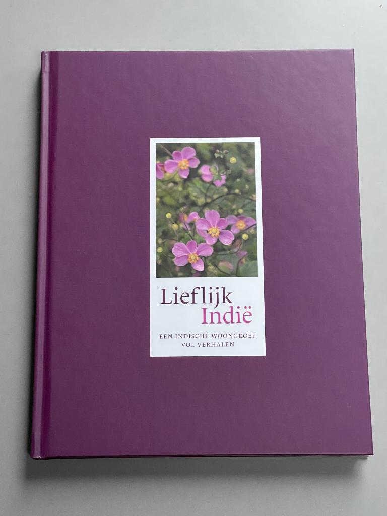 Lieflijk Indië Een Indische woongroep vol verhalen (nieuw), Boeken, Maatschappij en Samenleving, Nieuw, Ophalen of Verzenden, Nederland