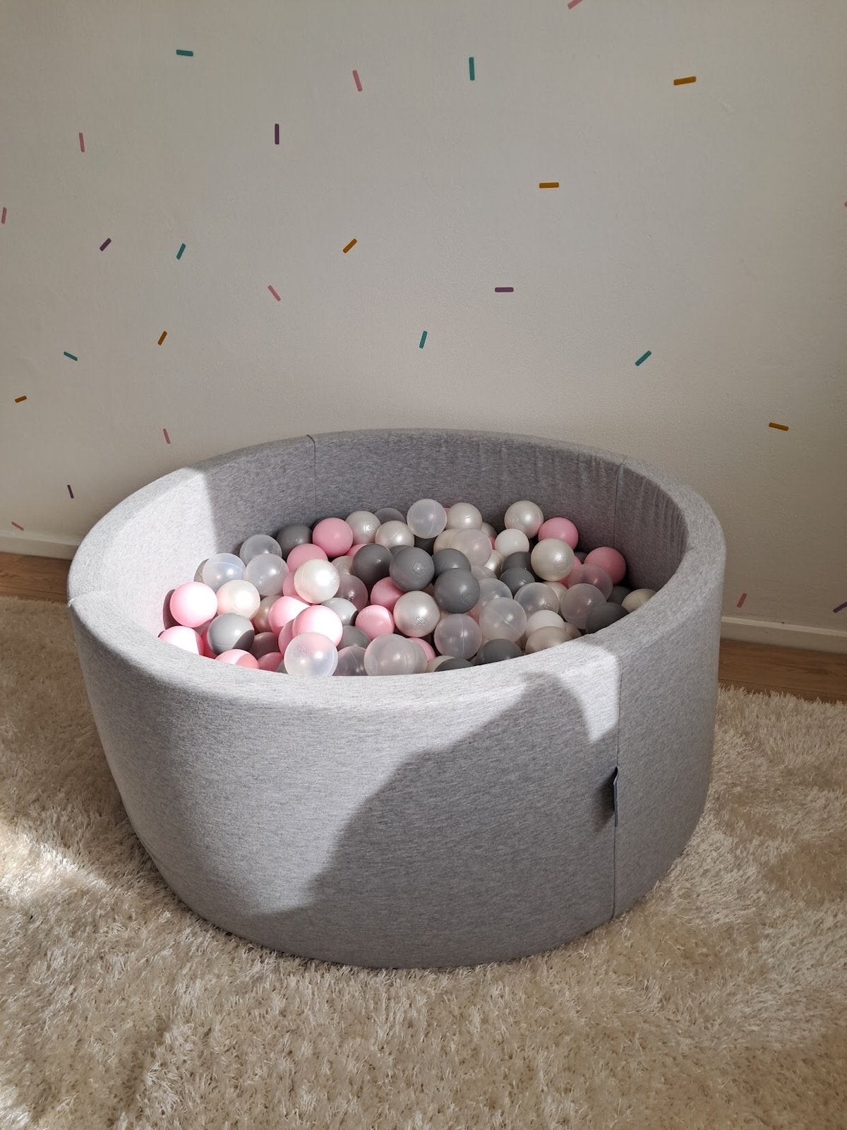Grijze ballenbak met roze, grijze en witte ballen, Ophalen, Zo goed als nieuw, Jongen of Meisje