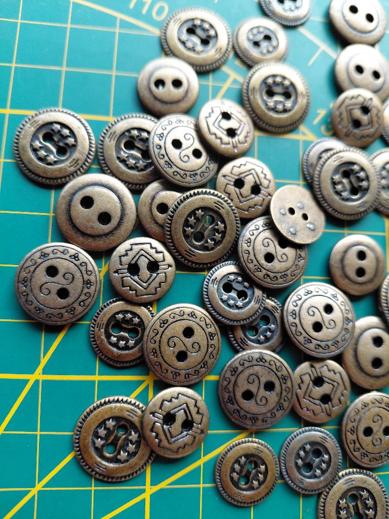 Setje koperkleurige vintage knopen, Hobby en Vrije tijd, Naaien en Fournituren, Ophalen of Verzenden, Gebruikt, Knoop of Knopen