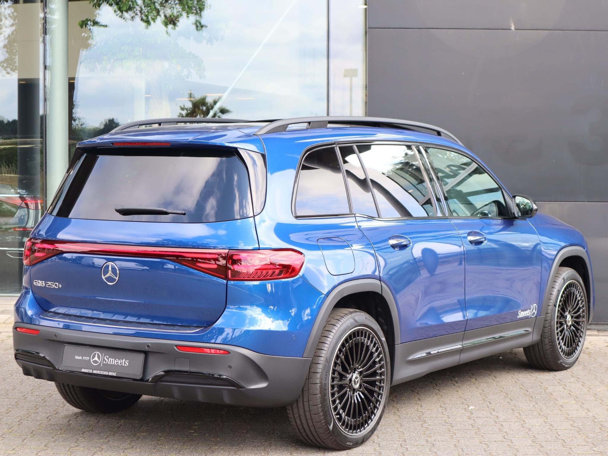 Mercedes-Benz EQB 250+ Business Solution AMG 7p. 71 kWh l Ke, Dealer onderhouden, Origineel Nederlands, 490 km, SUV of Terreinwagen