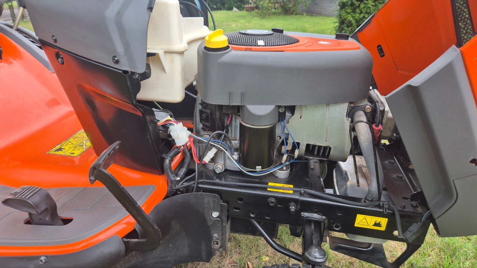 Foto 8 van Husqvarna TC138 zitmaaier zo goed als nieuw