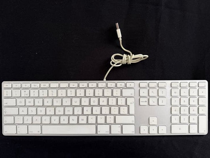 Apple Keyboard A1243 Qwerty met numeriek deel/blok 2x USB, Computers en Software, Toetsenborden, Ophalen, Qwerty, Zo goed als nieuw