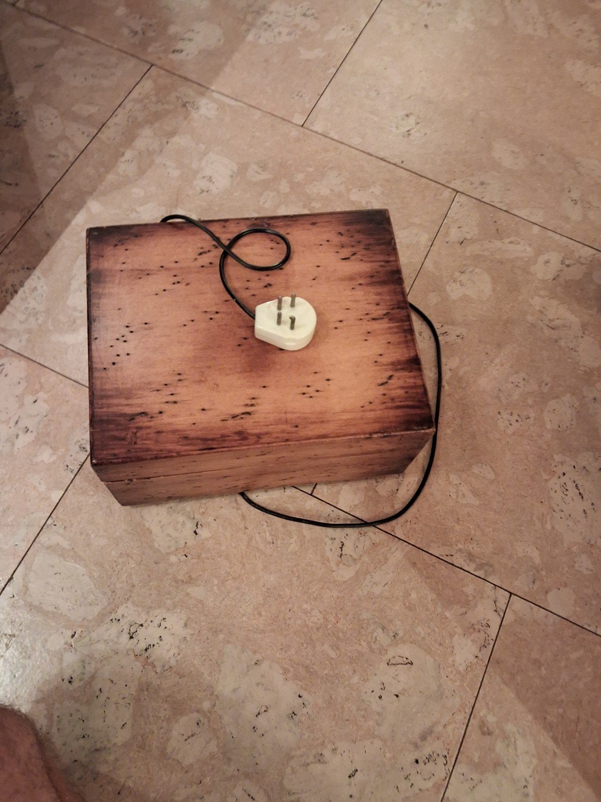 oude telefoon in houten kist