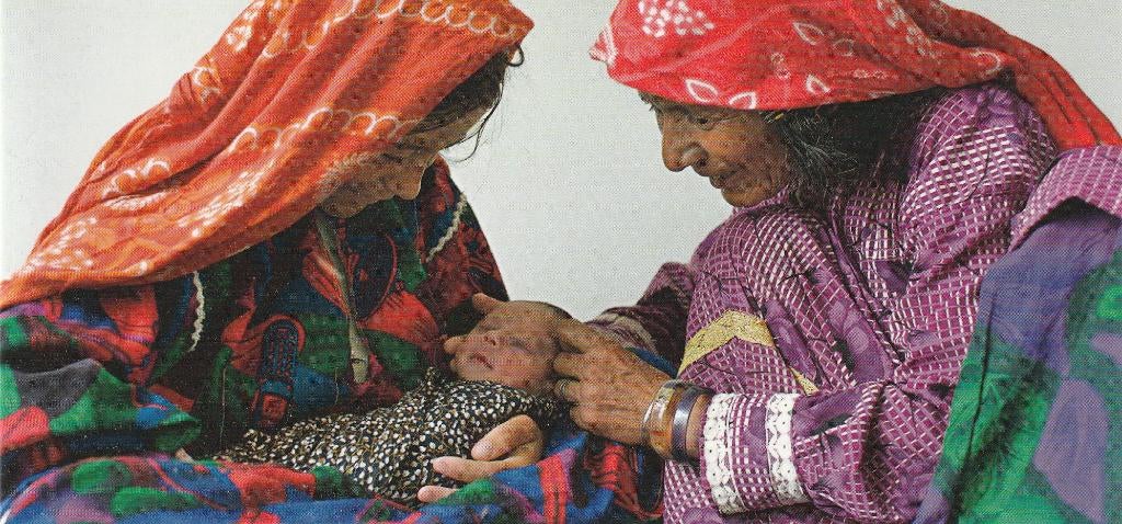 Ansichtkaart: Vrouwen met baby. Afghanistan, Ophalen of Verzenden, Gelopen, Overige thema's