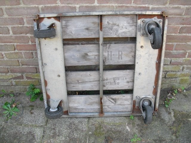 TE KOOP METALEN PALLET MET ZWENK WIELEN, Ophalen, Minder dan 25 mm, Zo goed als nieuw, Minder dan 200 cm