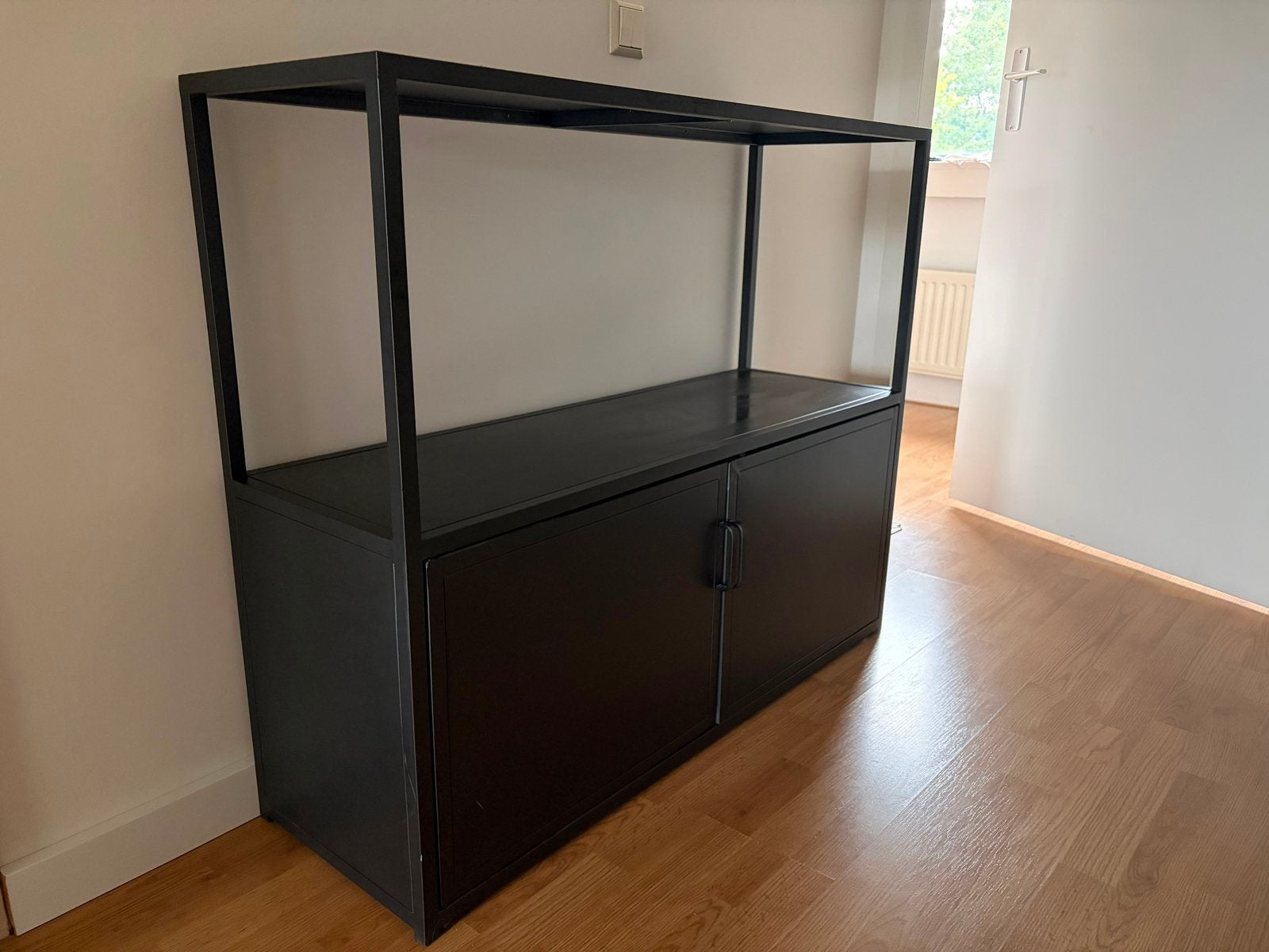 Industriële zwarte kast /sidetable met opbergruimte – Metaal, Ophalen, Gebruikt, 100 tot 150 cm, Minder dan 100 cm