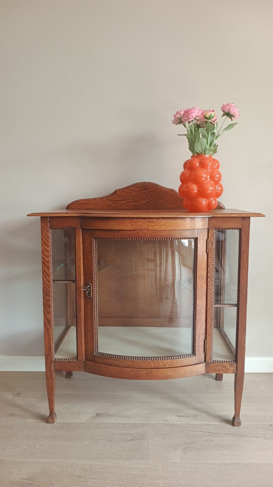 Prachtig art deco vitrinekastje met orgineel gebold glas, Huis en Inrichting, Kasten | Vitrinekasten, Glas, Met deur(en), Art deco