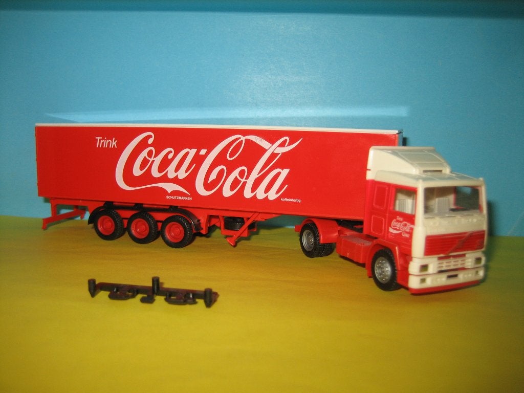 Coca-Cola  VOLVO  F-12  met oplegger  Herpa/Albedo, Ophalen of Verzenden, Nieuw, Bus of Vrachtwagen, Herpa