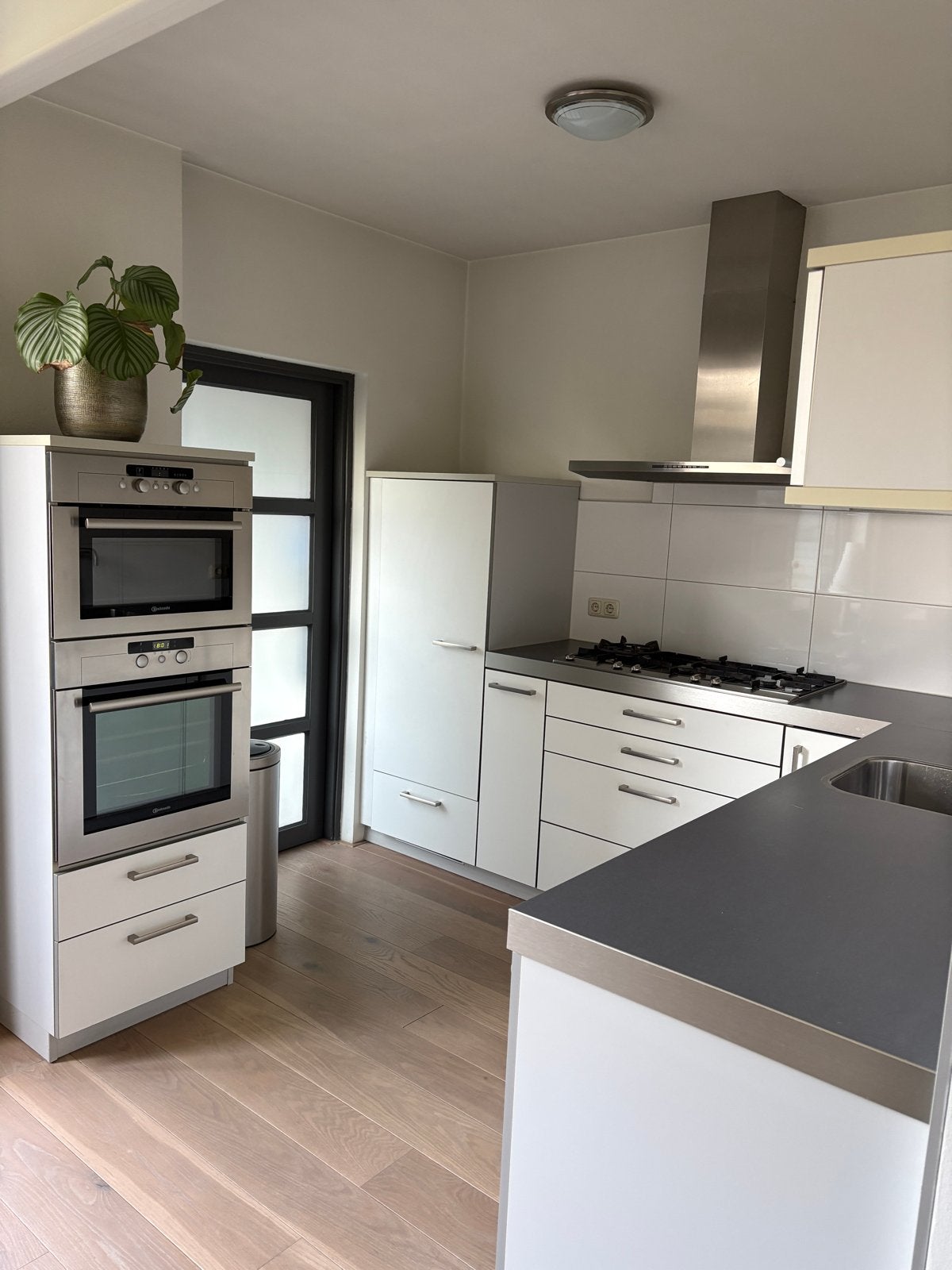 Complete keuken met Siemens apparatuur en Quooker kraan, Ophalen, Gebruikt, Wit, Hoekkeuken