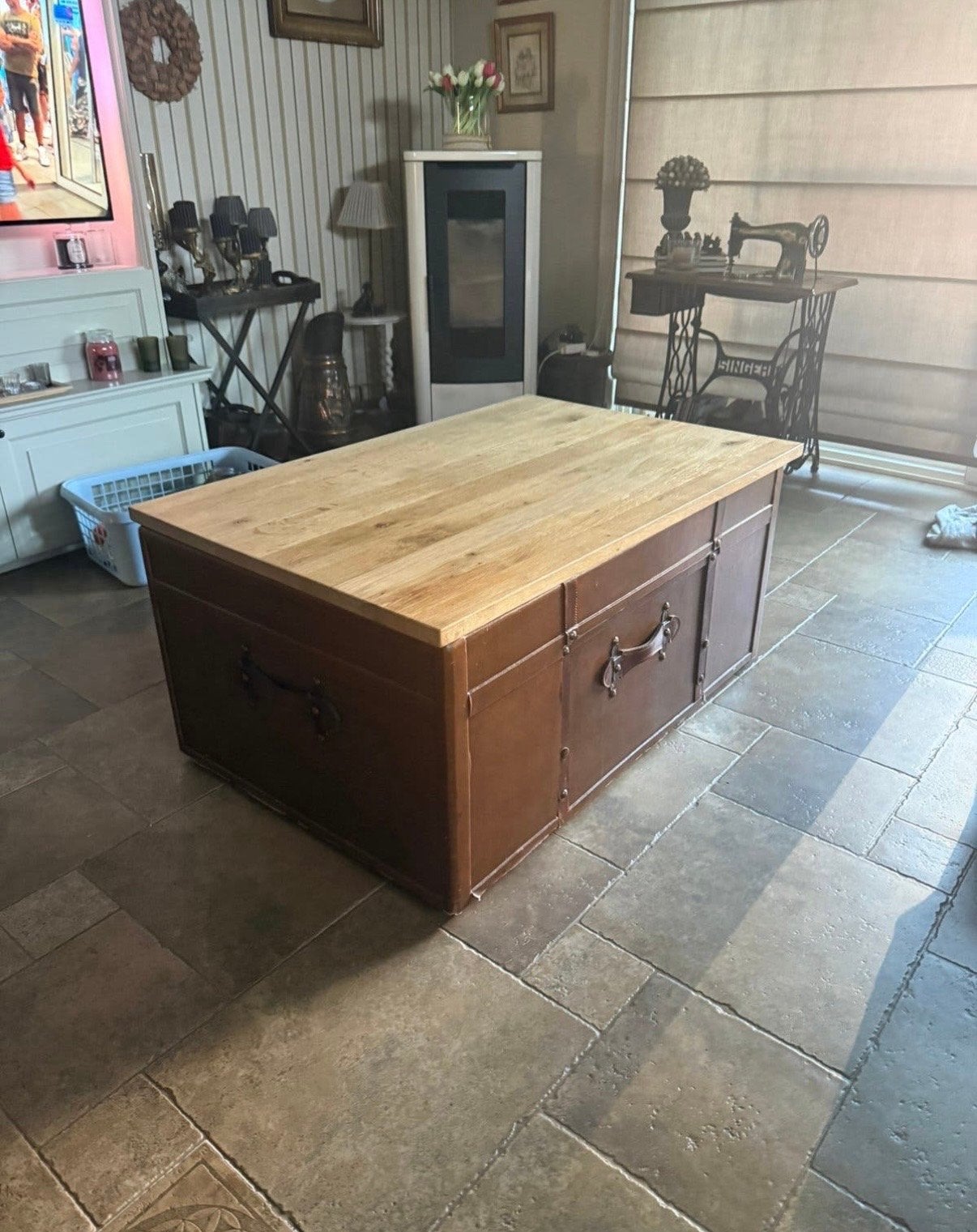 Unieke salontafel van koffer met houten blad, Ophalen, 50 – 75, Gebruikt, 100 tot 150 cm