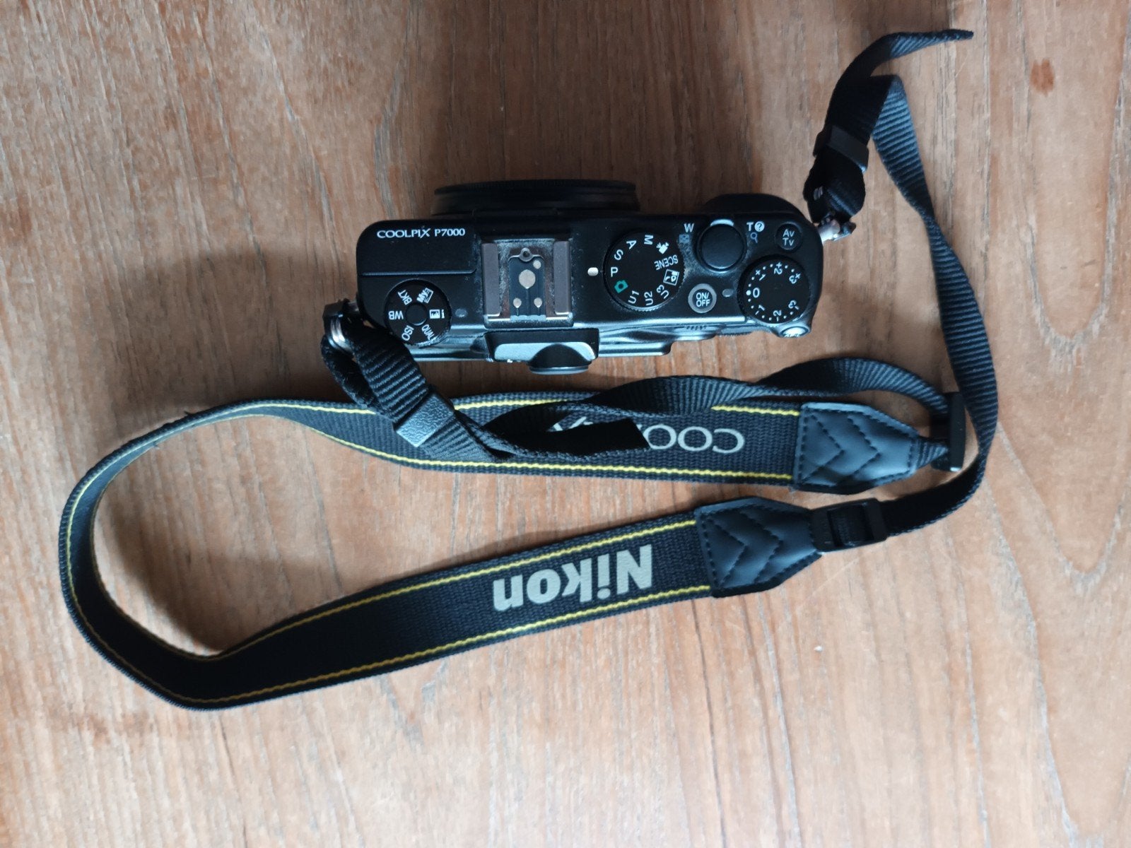 Nikon Coolpix P7000 + oplader, Gebruikt, Canon, Accu, Ophalen of Verzenden