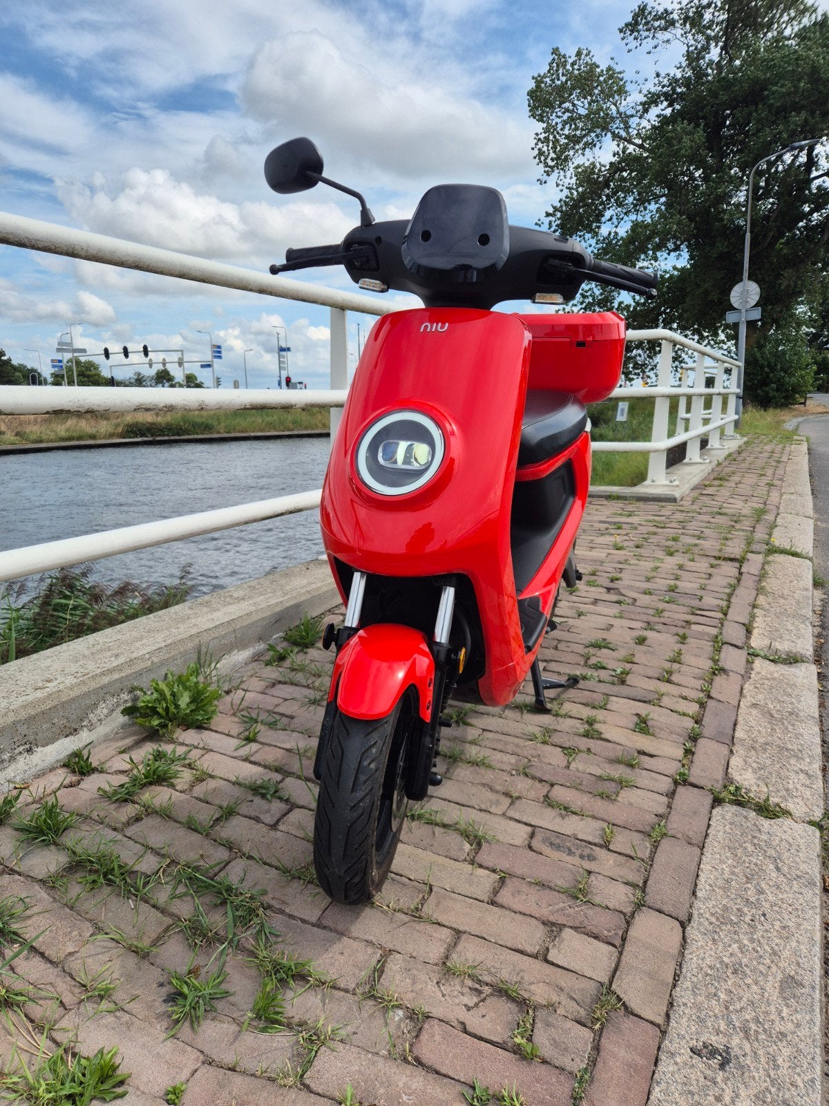 Niu Elektrische Scooter - Rood, met alarm., Fietsen en Brommers, Snorfietsen en Snorscooters, Ophalen, Zo goed als nieuw, Elektrisch