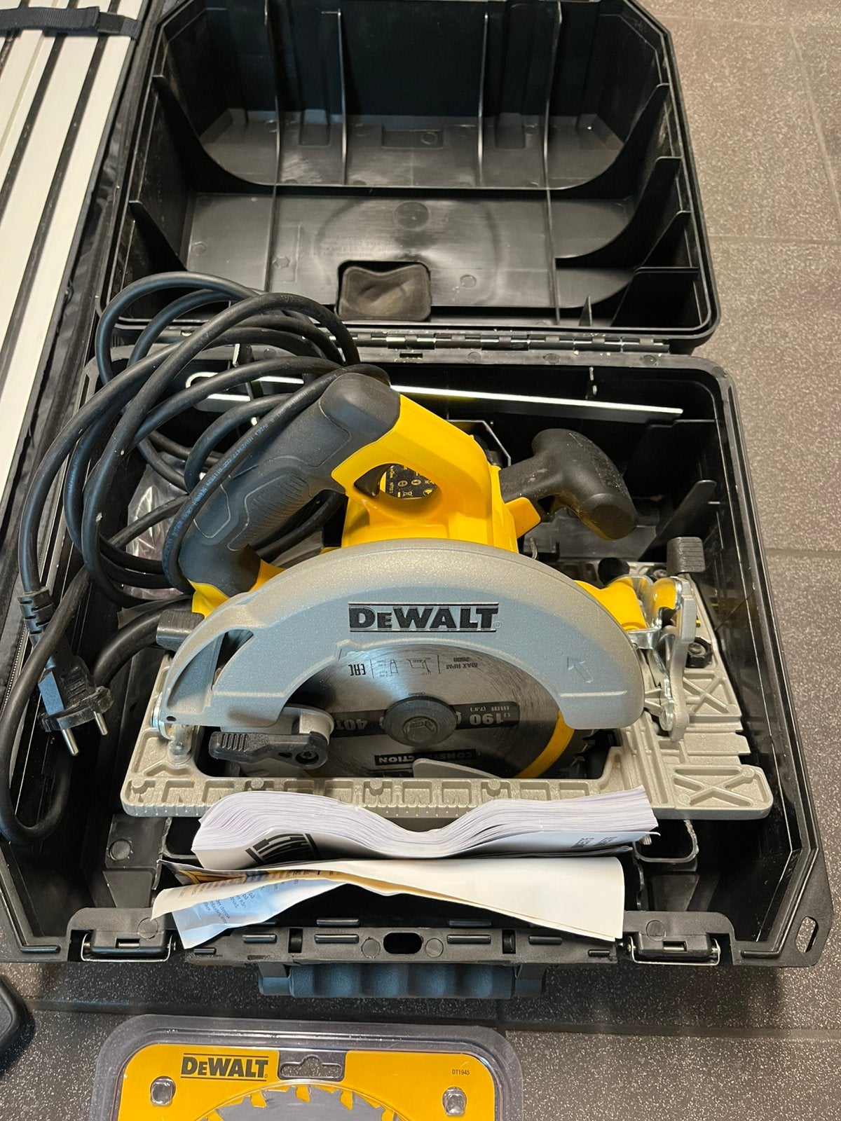 Te Koop DeWalt DWE576 cirkelzaag complete set, Ophalen, Cirkelzaag, Zo goed als nieuw, 30 tot 70 mm
