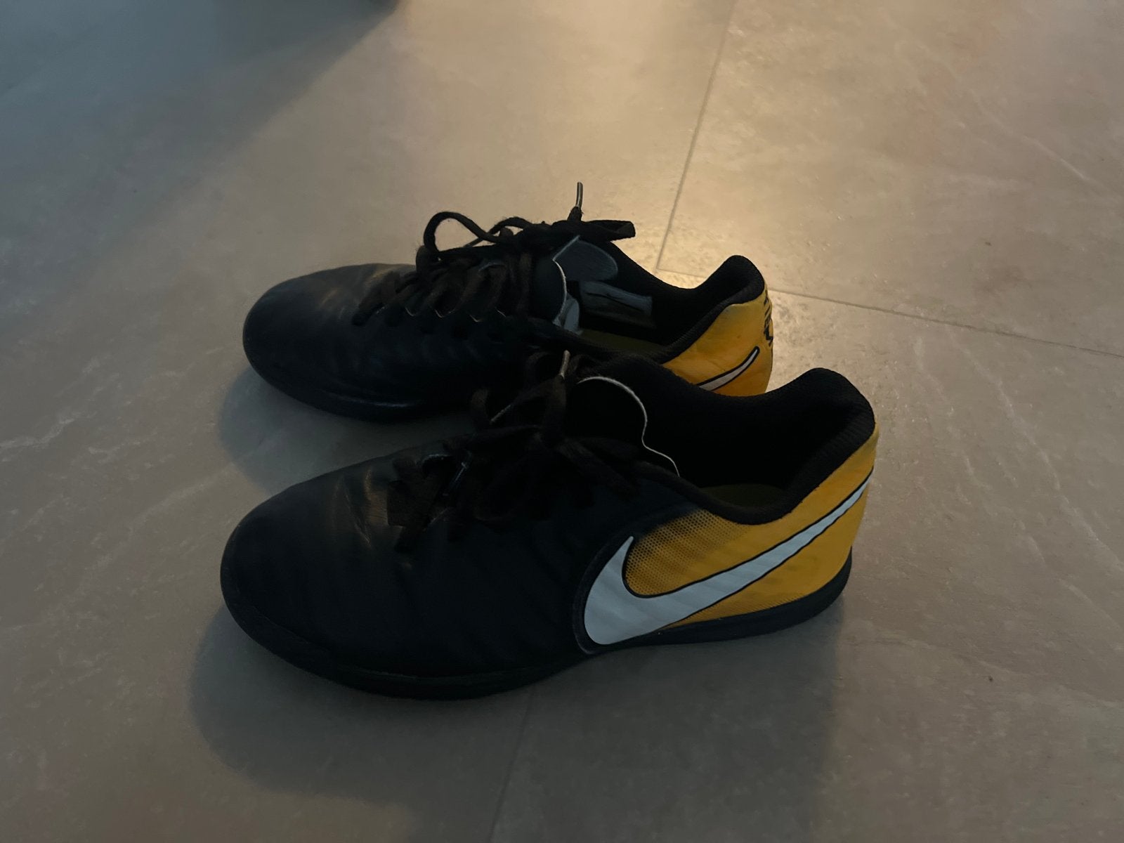 Nike Tiempo X zaalvoetbalschoenen maat 36,5, Ophalen of Verzenden, Gebruikt, Schoenen