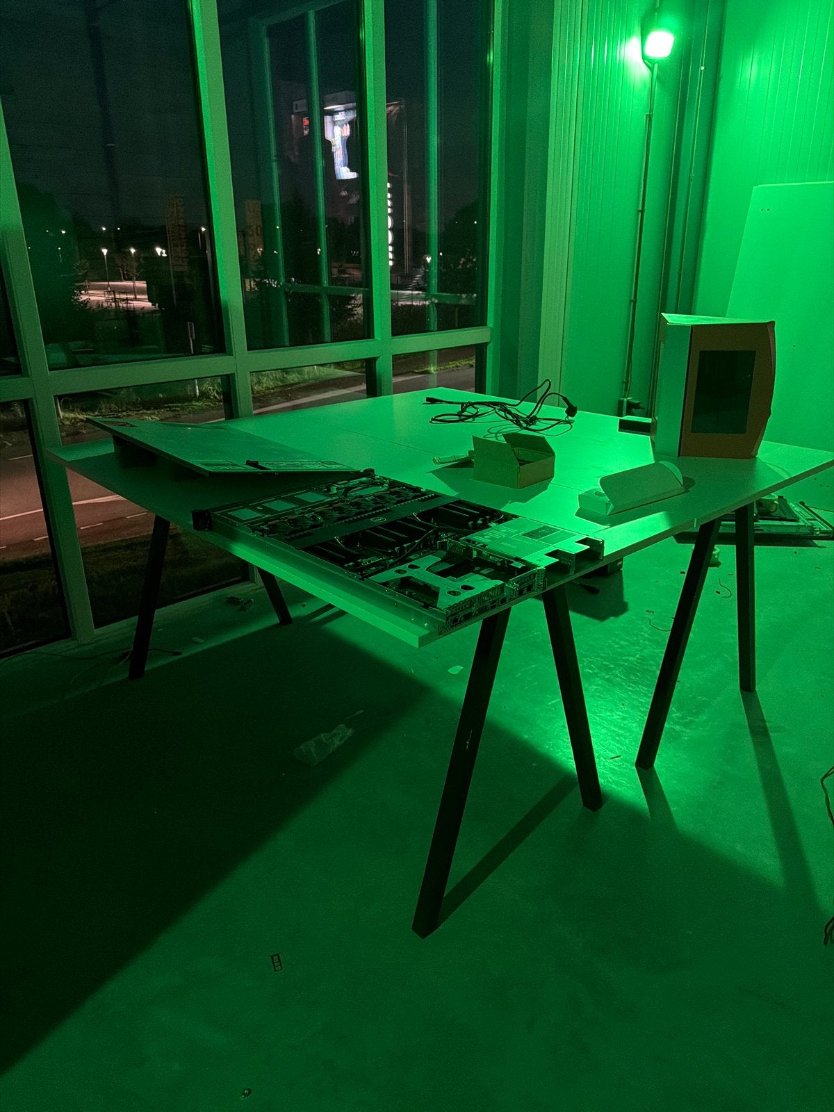 Ikea trotten modern bureau, Huis en Inrichting, Ophalen of Verzenden, Gebruikt