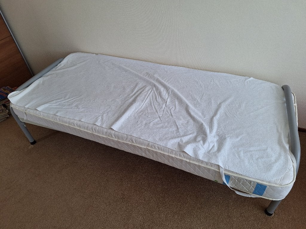 Eenpersoonsbed met matras - Metaal, grijs, Ophalen, Gebruikt, 90 cm, Eenpersoons