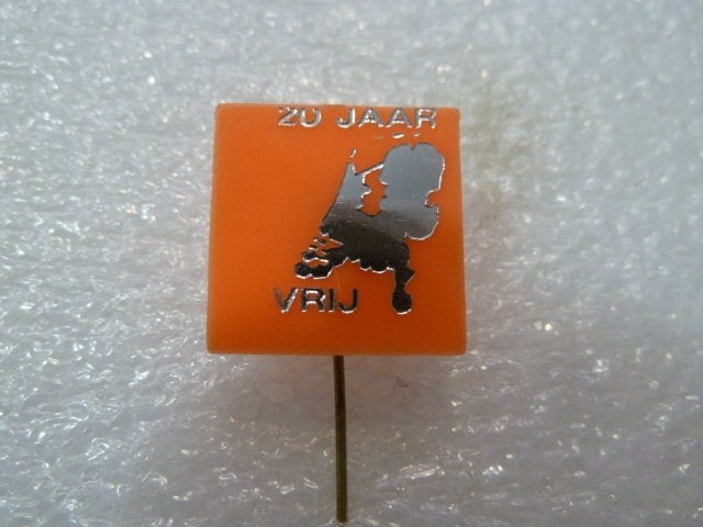 Vintage Speldje 20 Jaar Vrij Nederland Oranje, Verzamelen, Ophalen of Verzenden, Gebruikt, Stad of Land, Speldje of Pin