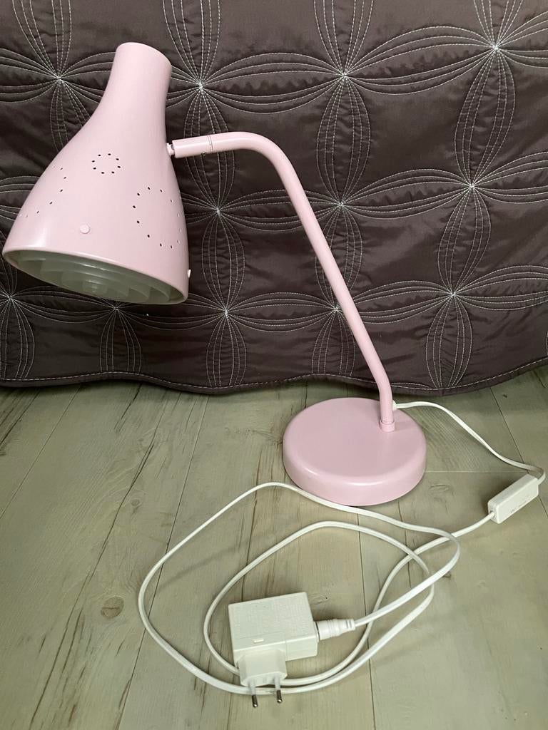 Lichtroze bureaulamp IKEA - Perfect voor elke werkplek, Ophalen of Verzenden, Zo goed als nieuw, Metaal, Minder dan 50 cm