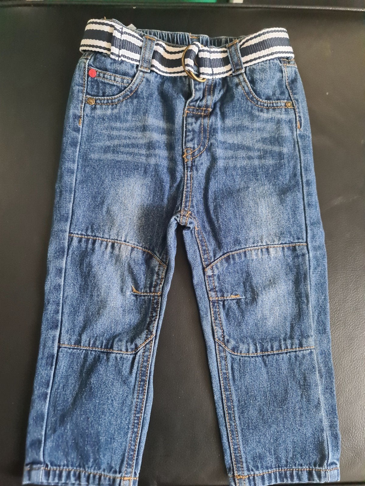 Stoere spijkerbroek maat 86 met gestreepte riem, Kinderen en Baby's, Babykleding | Maat 86, Broekje, Jongetje of Meisje, Ophalen of Verzenden