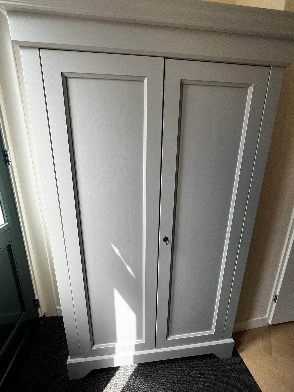 Woood Isabel kast - Beton grijs, Ophalen, 100 tot 150 cm, Zo goed als nieuw, 25 tot 50 cm