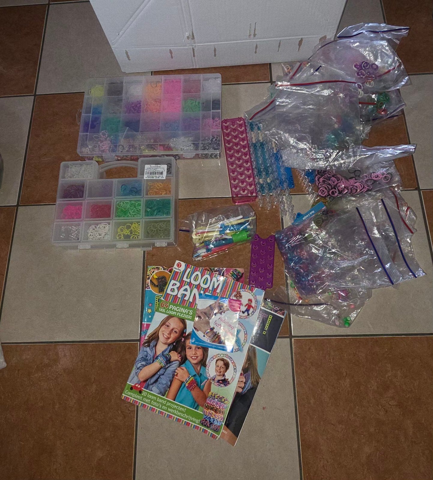 Grote Loom Bandz set met accessoires en boeken, Hobby en Vrije tijd, Knutselen, Gebruikt, Overige thema's, Meerkleurig, Ophalen of Verzenden