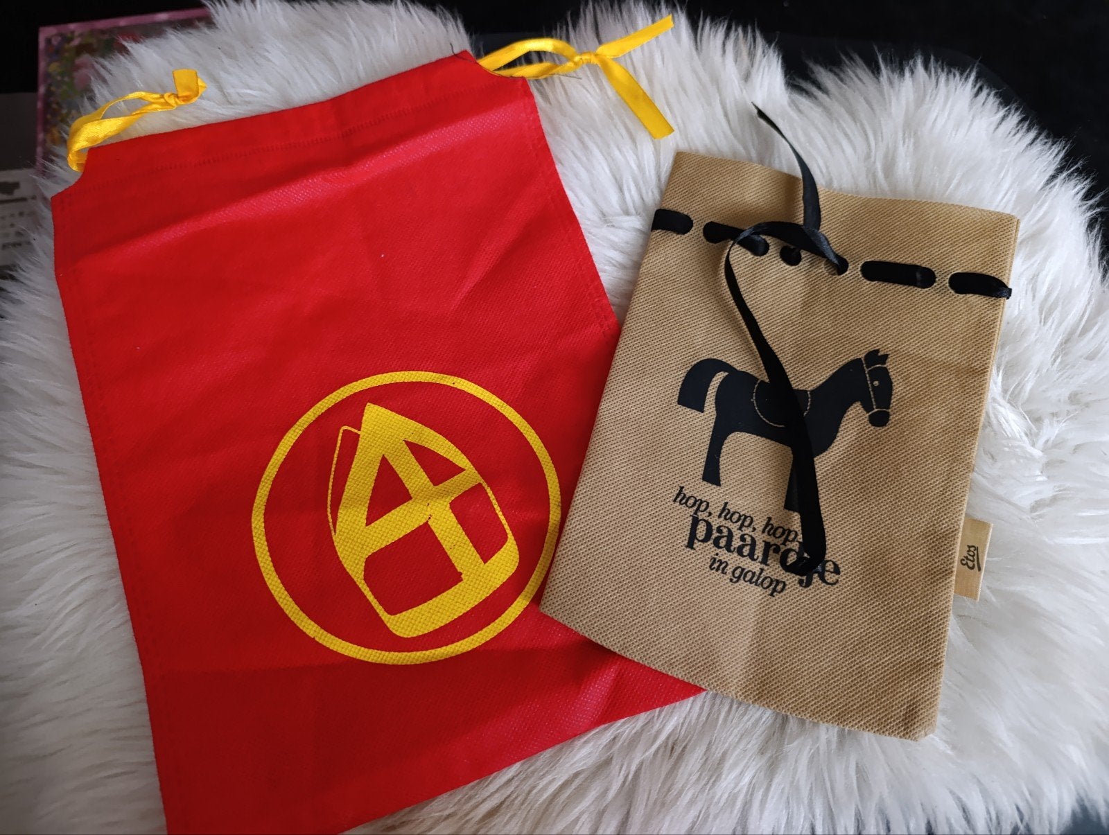 2 kleine Sinterklaas zakjes, Diversen, Ophalen of Verzenden, Zo goed als nieuw