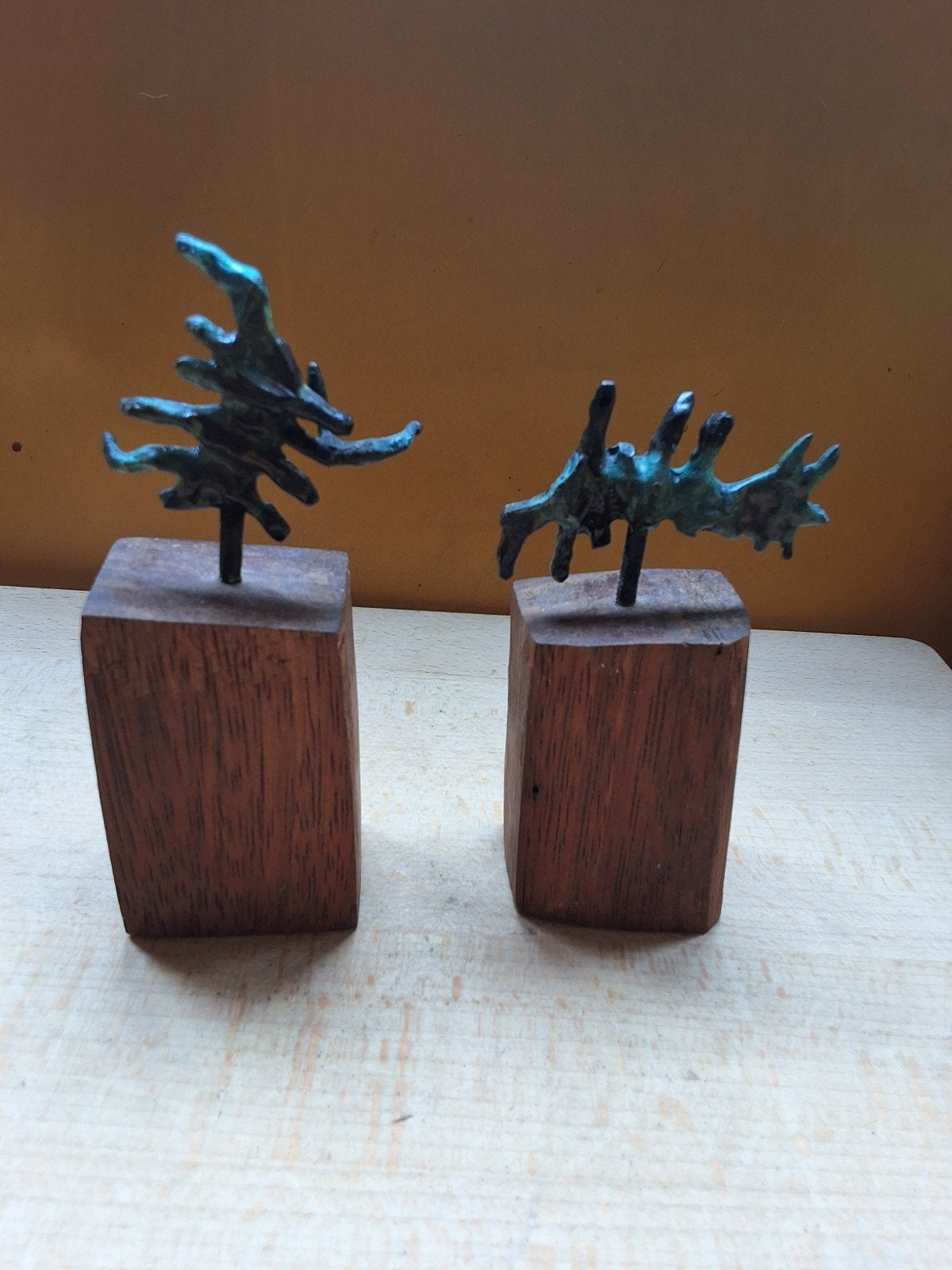 Abstracte bronzen sculpturen op houten sokkel (2 stuks), Minder dan 20 cm, Gepatineerd, Ophalen of Verzenden, Brons