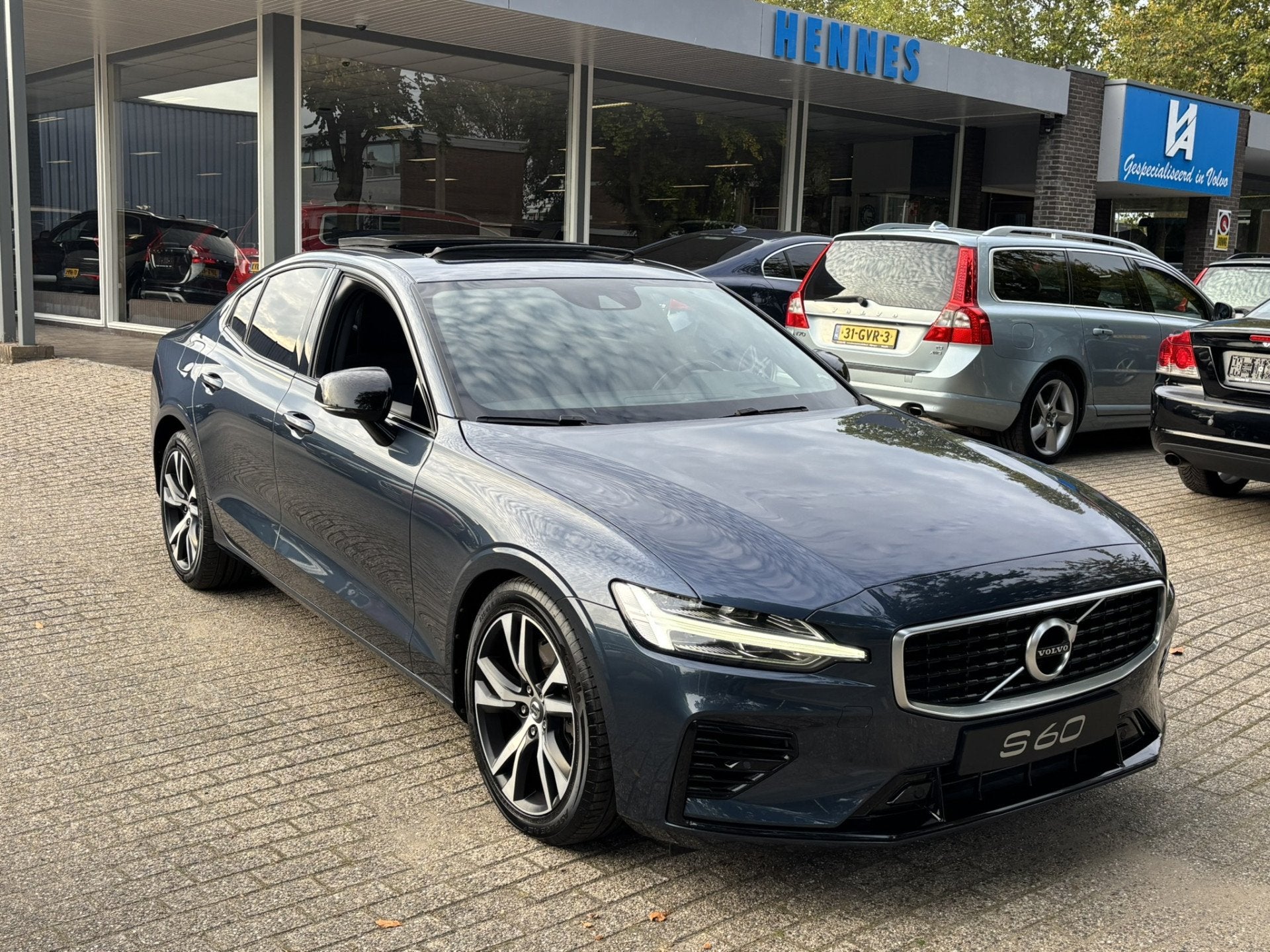Volvo S60 T8 AWD R-Design Pano HeadUp Keyless Pilot Assist, Automaat, Gebruikt, 4 cilinders, Blauw