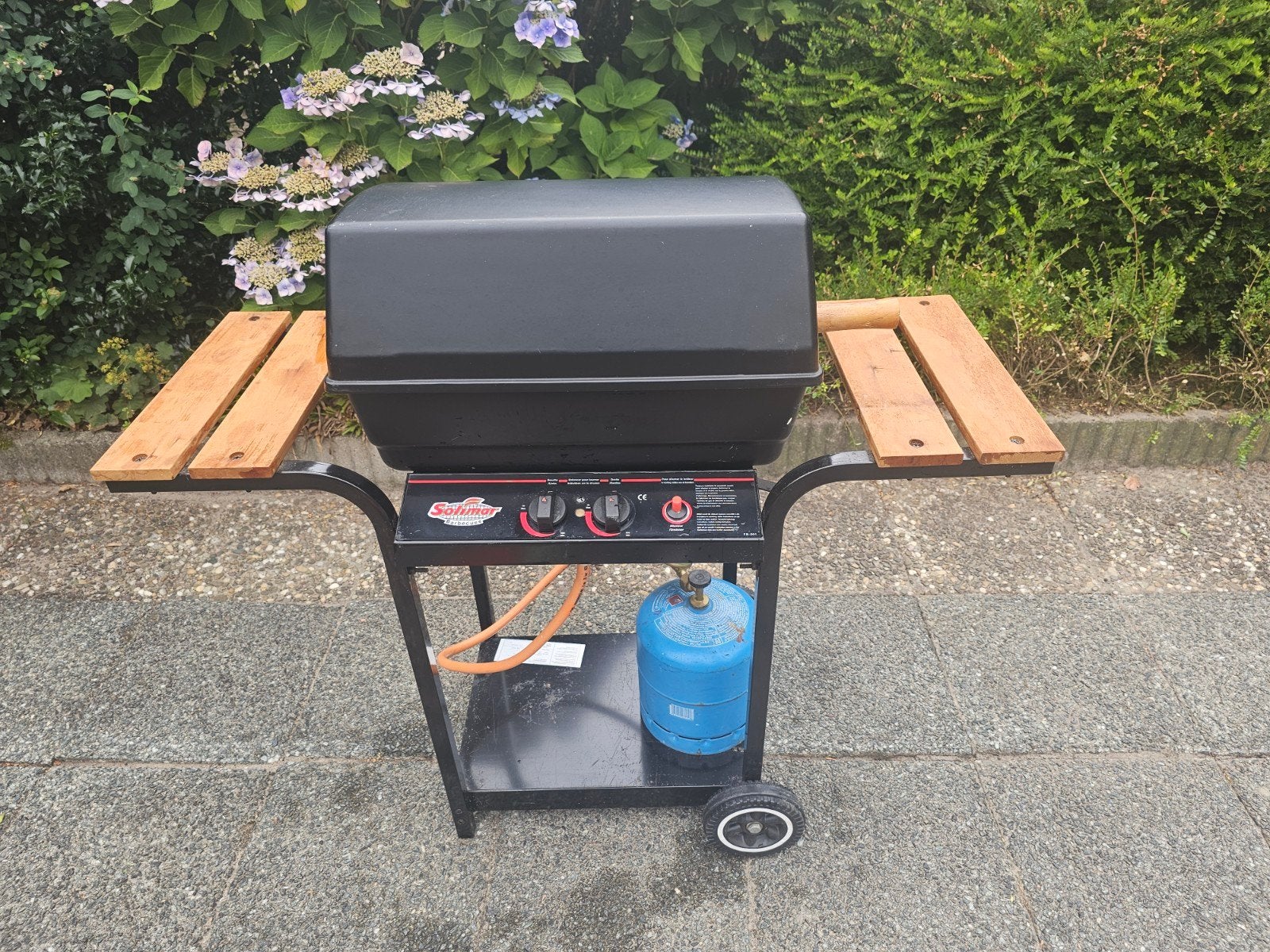 Solimar gasbarbecue met lavastenen en zijtafels, Ophalen, Gebruikt, Solimar