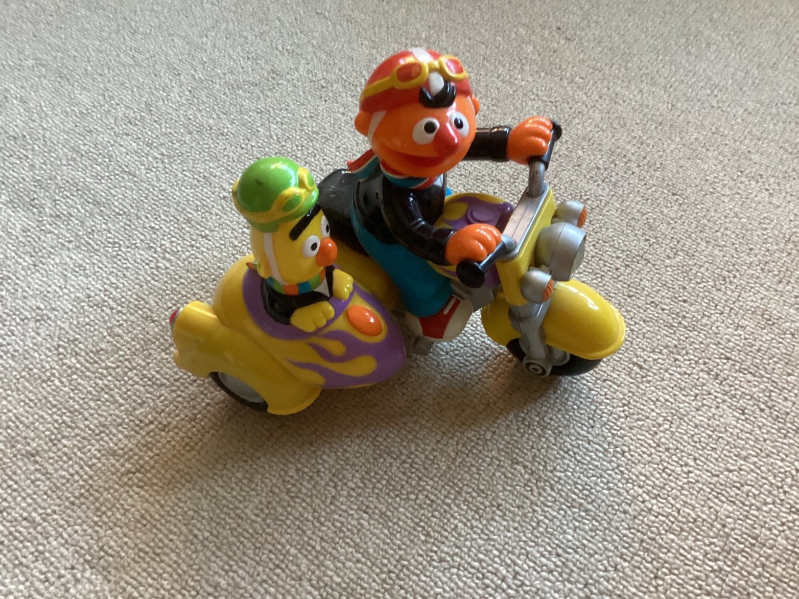 Bert en Ernie op dubbelspan // hoog 18x21 cm. Met stem, Ophalen of Verzenden, Zo goed als nieuw