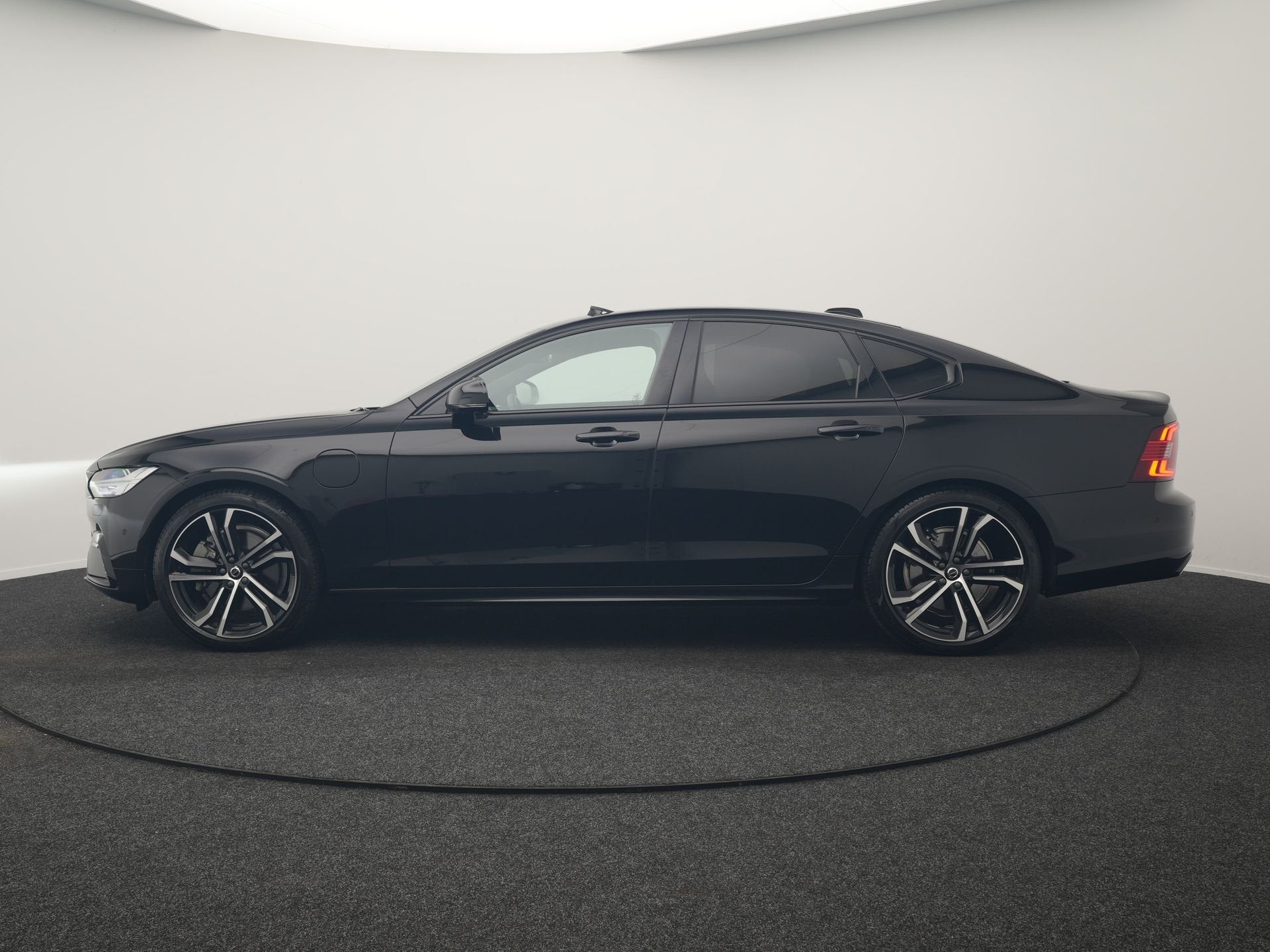 Volvo S90 T8 AWD Ultimate Dark 456pk PHEV LONG RANGE Dealer, Gebruikt, Zwart, 4 cilinders, 1969 cc