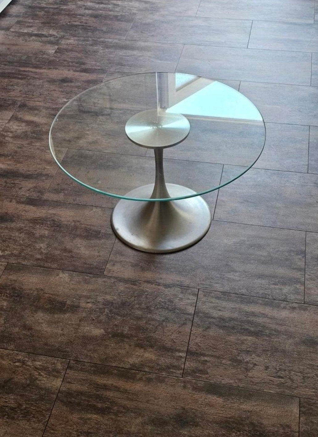 Ronde glazen design salontafel met metalen voet., Ophalen, Rond, 50 tot 100 cm, 50 tot 100 cm