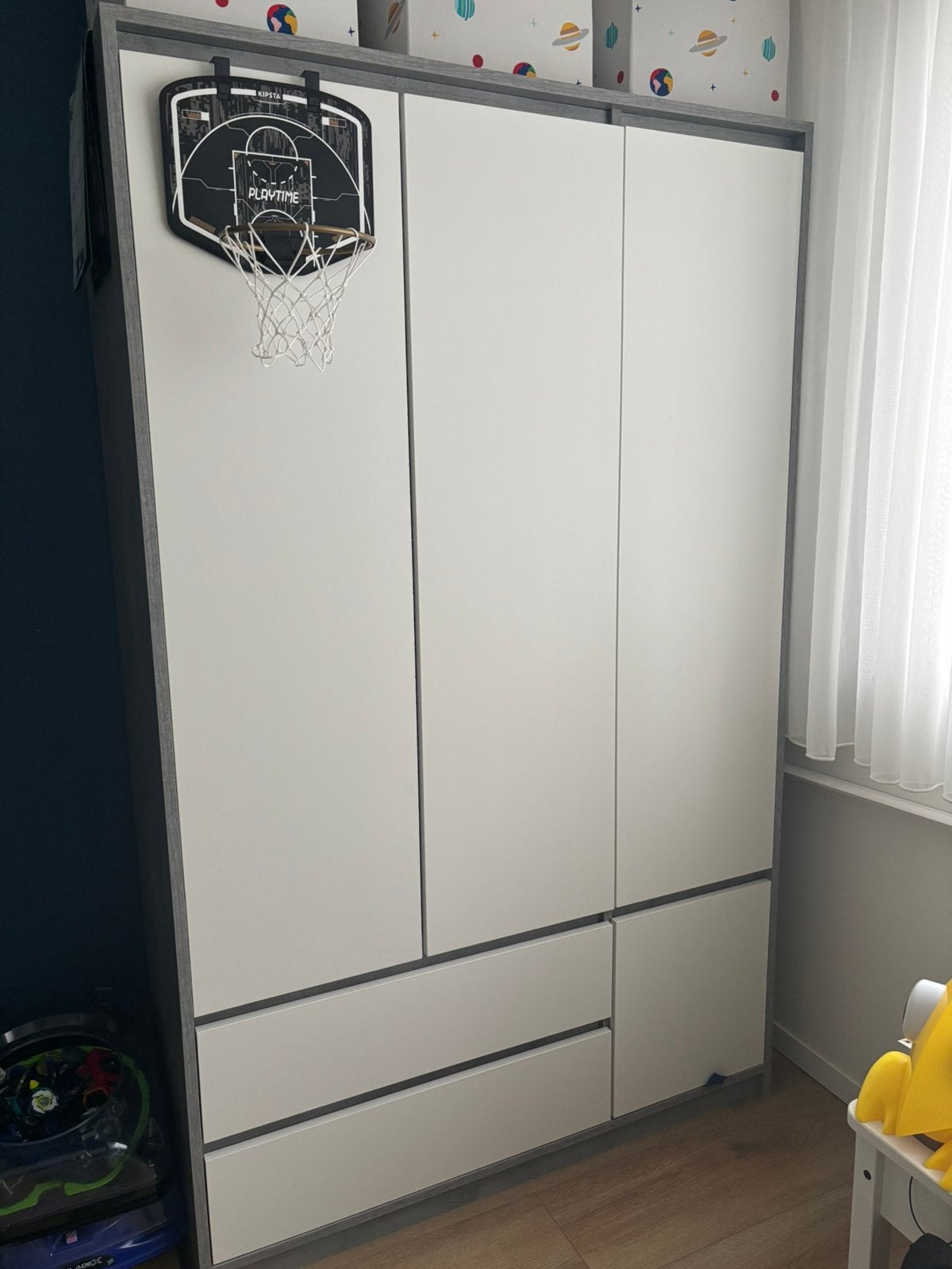 Zgan wit/grijze kledingkast Jysk, Huis en Inrichting, Kasten | Kledingkasten, Ophalen, 50 tot 100 cm, Zo goed als nieuw, 150 tot 200 cm