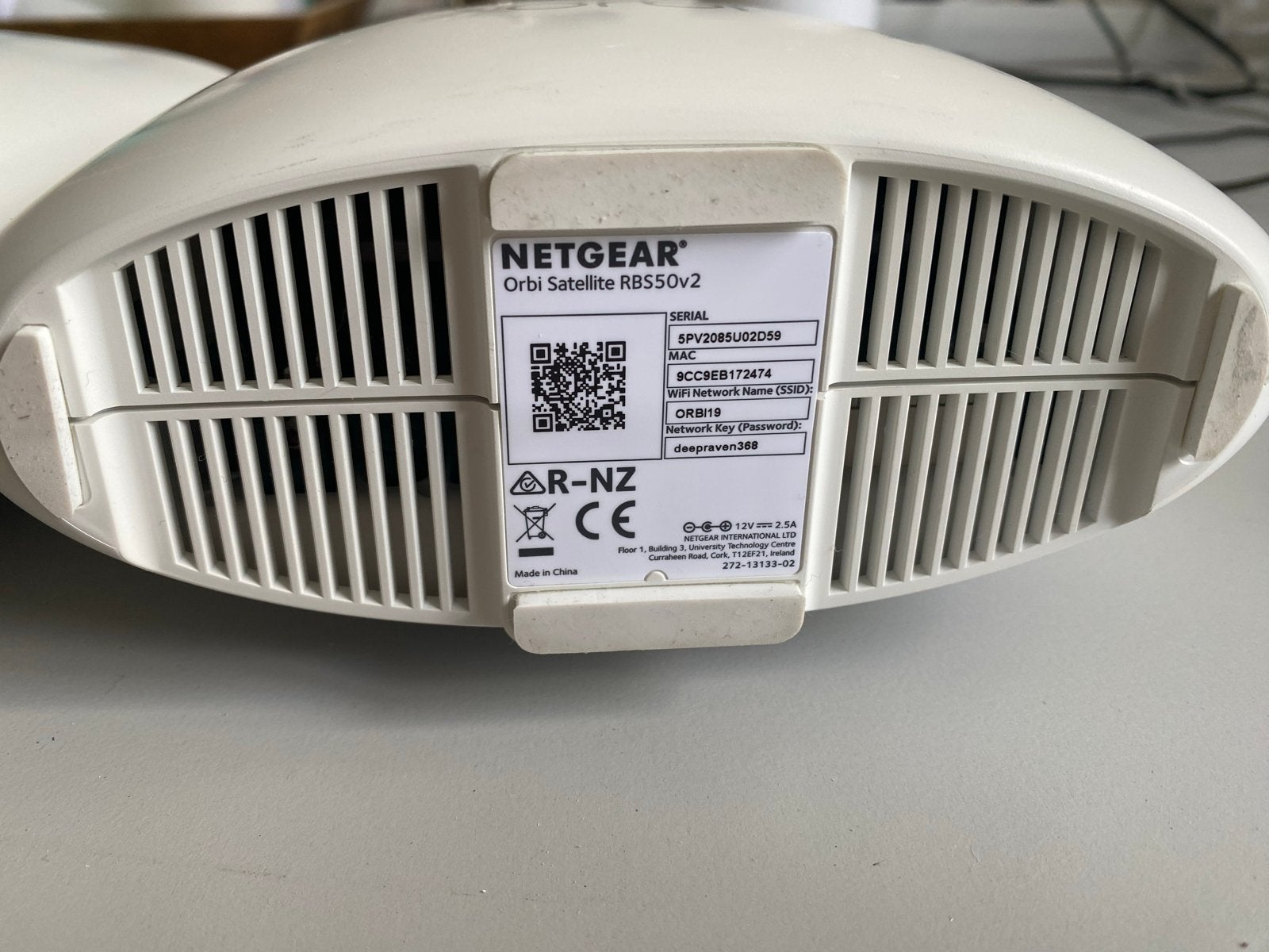 Netgear Orbi WiFi Mesh Systeem RBR50v2 - 1 Router, 2 Satelli, Computers en Software, Routers en Modems, Ophalen of Verzenden, Gebruikt
