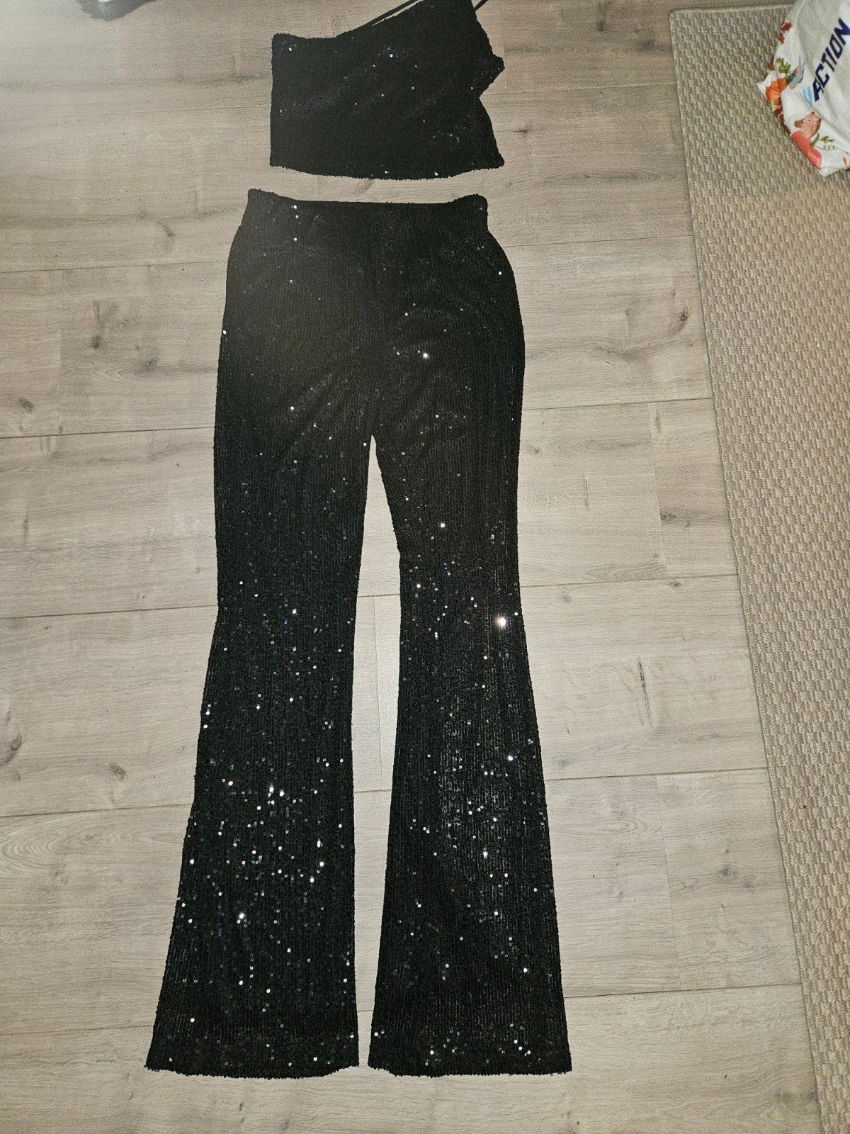 Zwarte glitter set: crop top en flared broek, maat 36, Zwart, V/R Woman, Ophalen of Verzenden, Zo goed als nieuw
