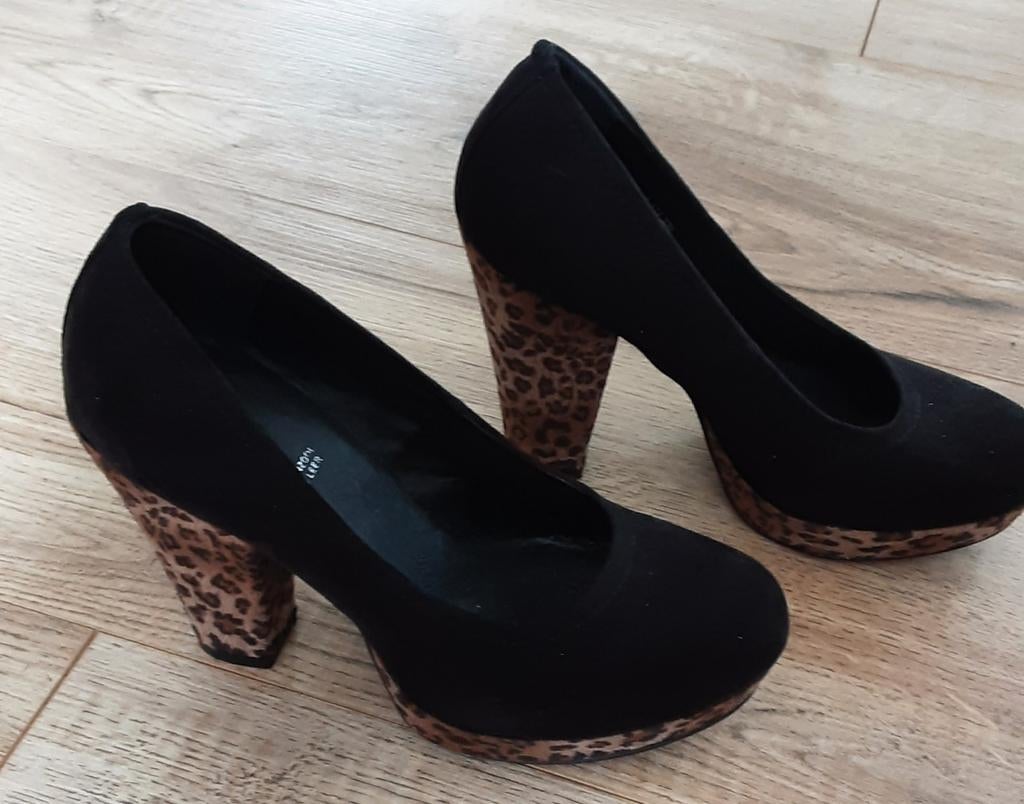 Zwarte pumps met tijgerprint hak en plateauzool maat 36, Ophalen of Verzenden, Zo goed als nieuw, Zwart