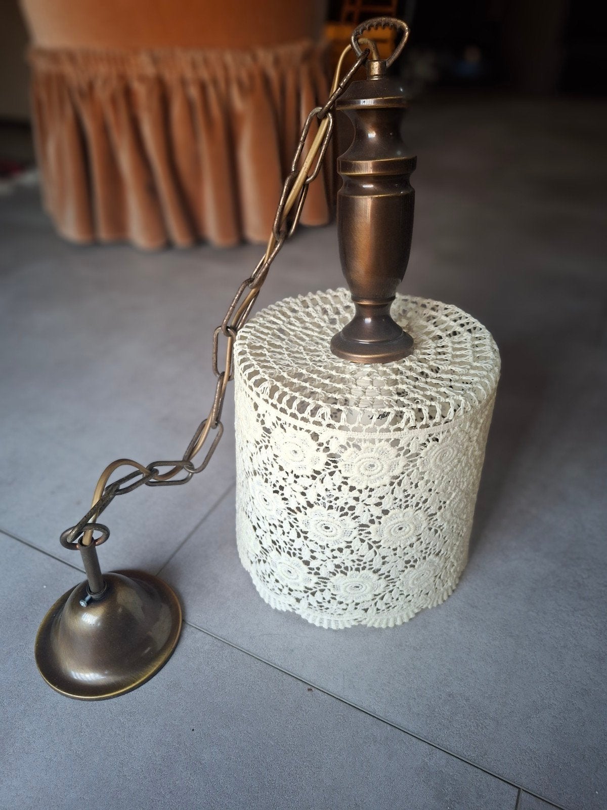 Vintage hanglamp met crochet kanten lampenkap, Beige, Vintage, Ophalen of Verzenden, Zo goed als nieuw